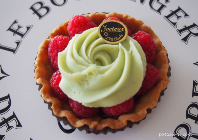 生地を空焼きしたタルト