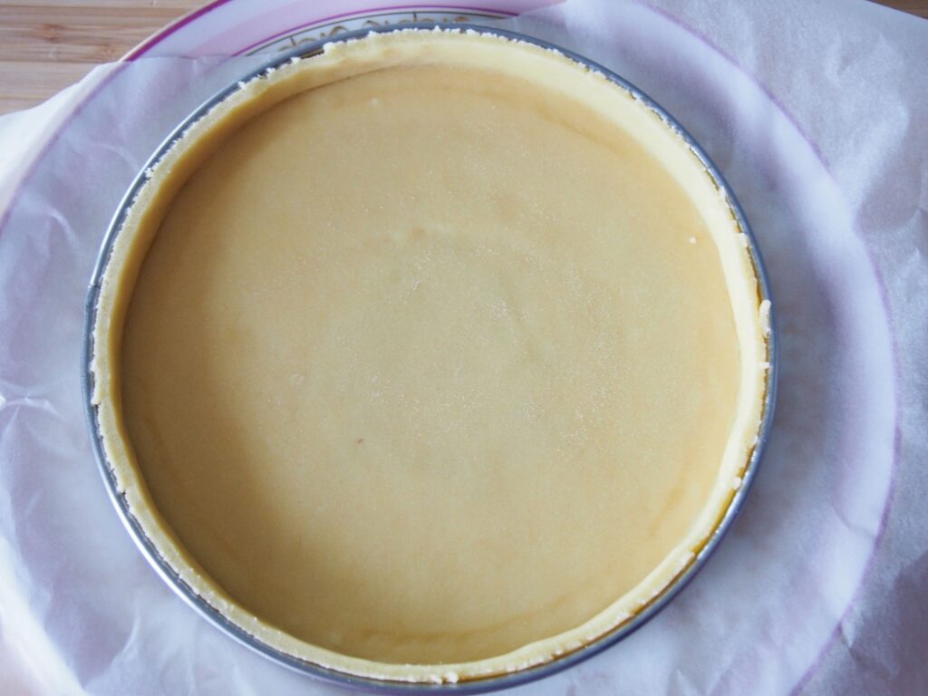 タルト生地を型に敷く