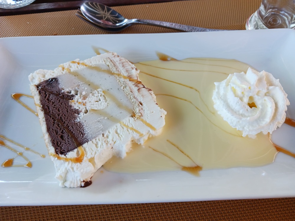 クレームアングレーズを添えたデザート