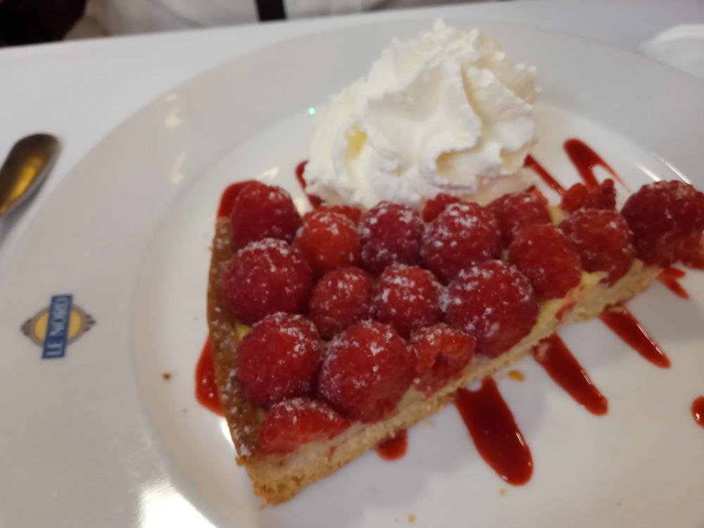 クレームフェッテ・シャンティイを添えたタルト