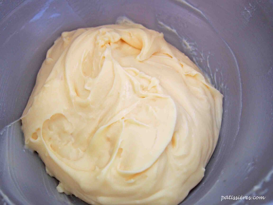 クレームパティシエールをほぐします