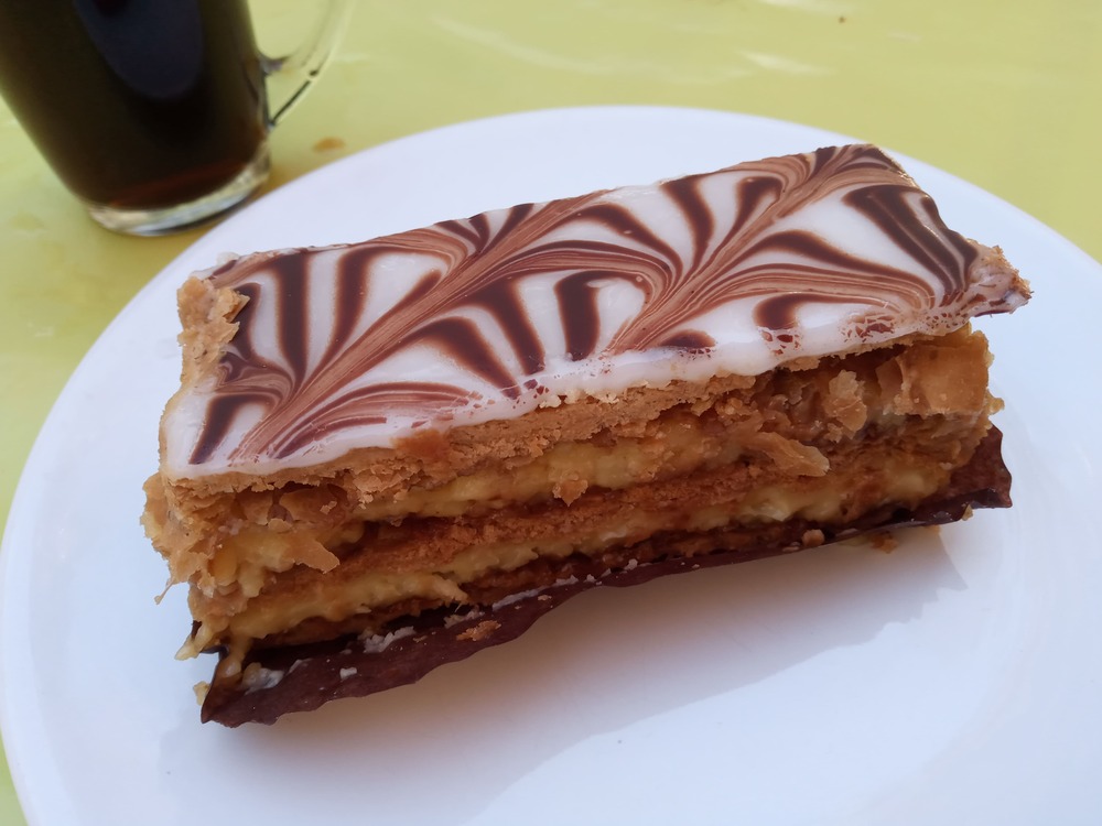 クレームパティシエールを挟んだミルフィーユ