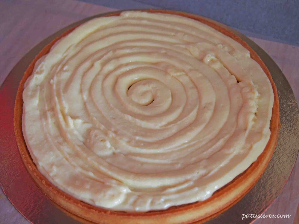 クレームパティシエールを絞ります