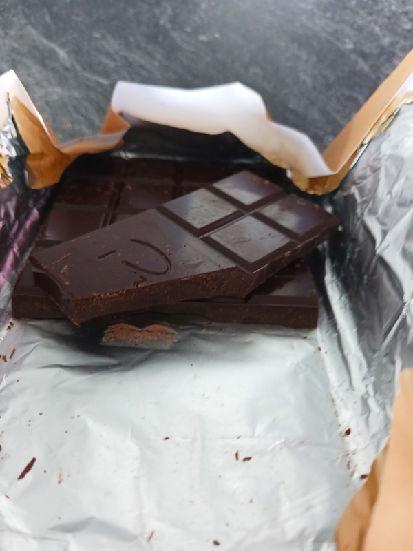 リヨンのプラリュ（Pralus）サントメ・プリンシペ産カカオの板チョコの中身